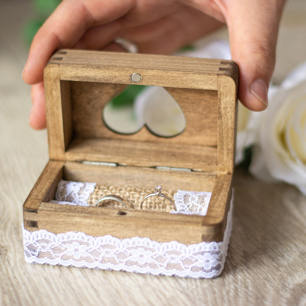 Hölz Ringbox zur Hochzeit mit Herz und Jutekissen 