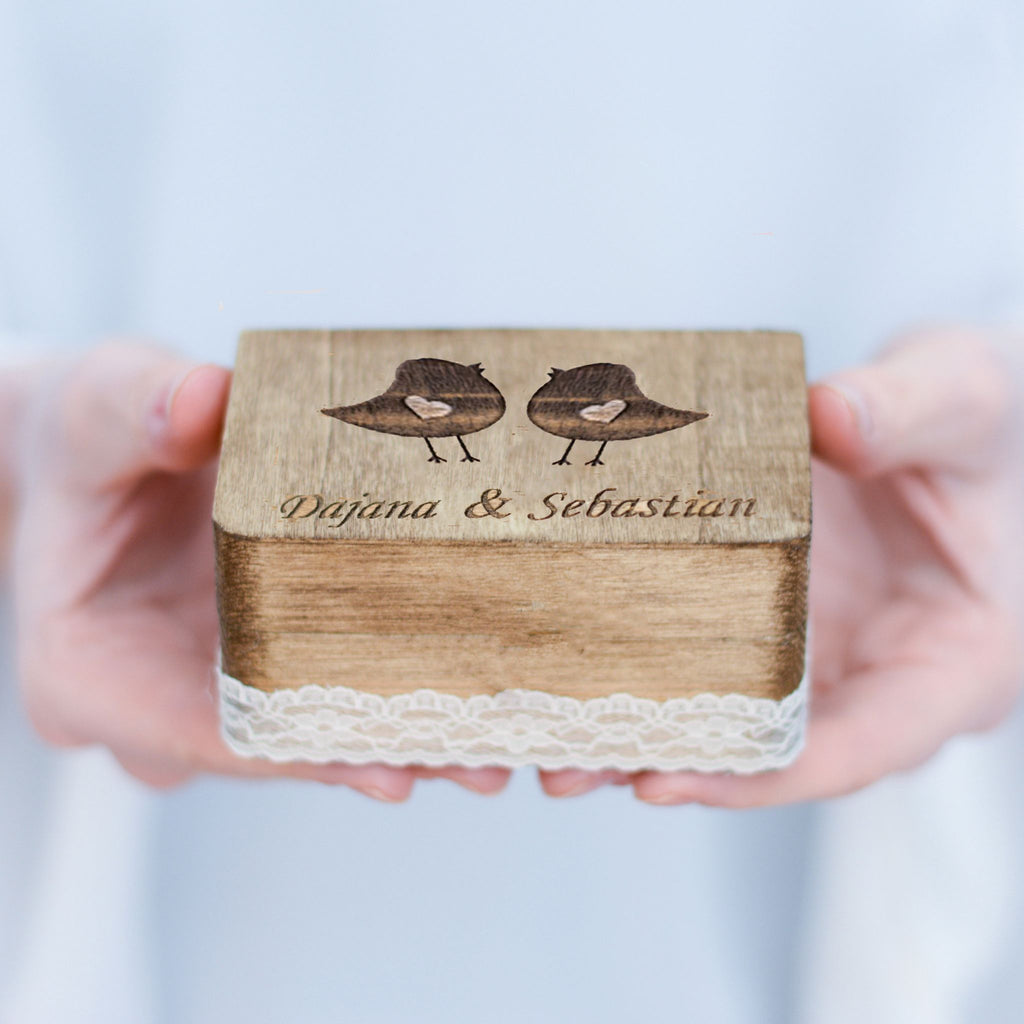 Personalisierte Trauringbox auf einer romantischen Hochzeitstafel