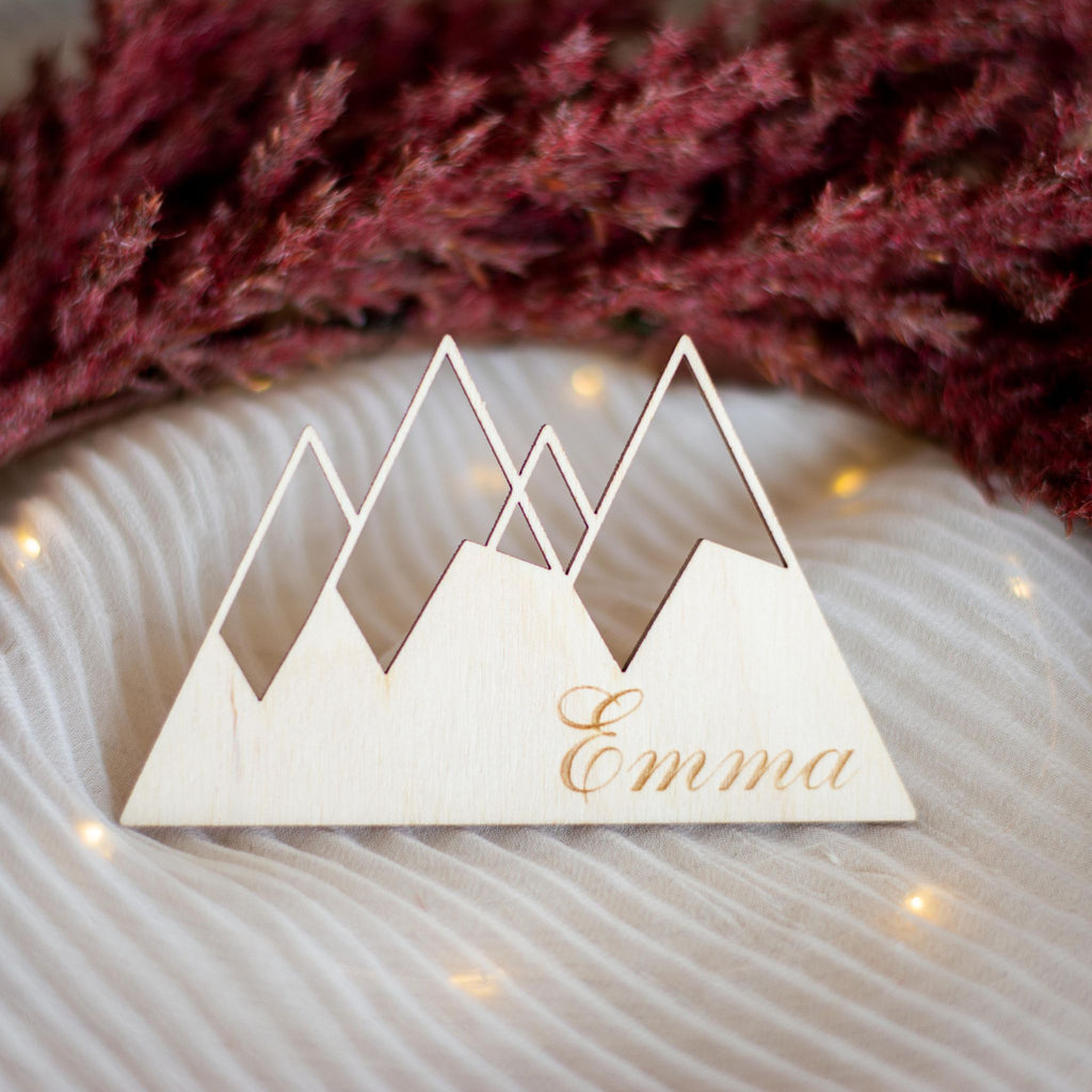 Personalisierte Berg-Platzkarte aus Holz zur Hochzeit mit dem Namen Emma