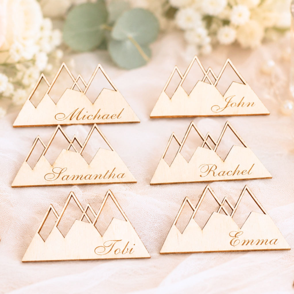 Set personalisierter Berg-Platzkarten aus Holz mit gravierten Gästennamen
