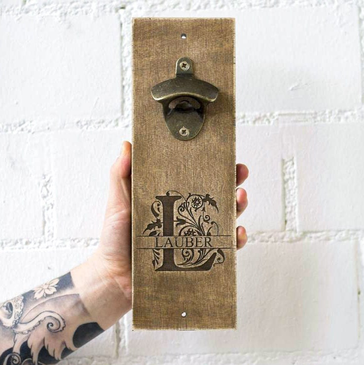 Personalisierter Wand-Flaschenöffner aus Holz mit Name, Initiale und Magnet für Kronkorken. Originelles Geschenk für Männer und Bierfans.