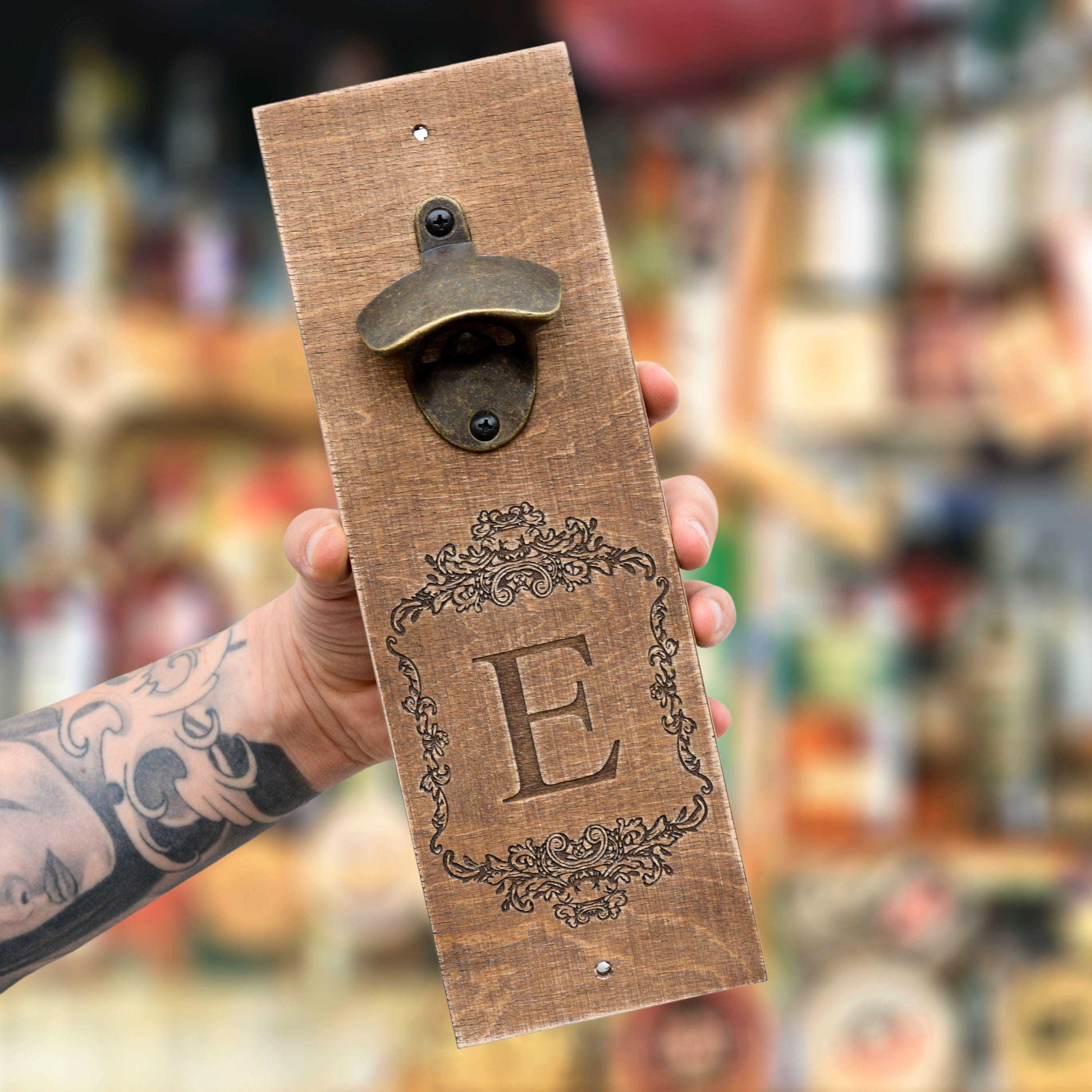 Personalisierter Wand-Flaschenöffner aus Holz mit Metallöffner und Magnet für Kronkorken. Individuelles Geschenk für Männer 