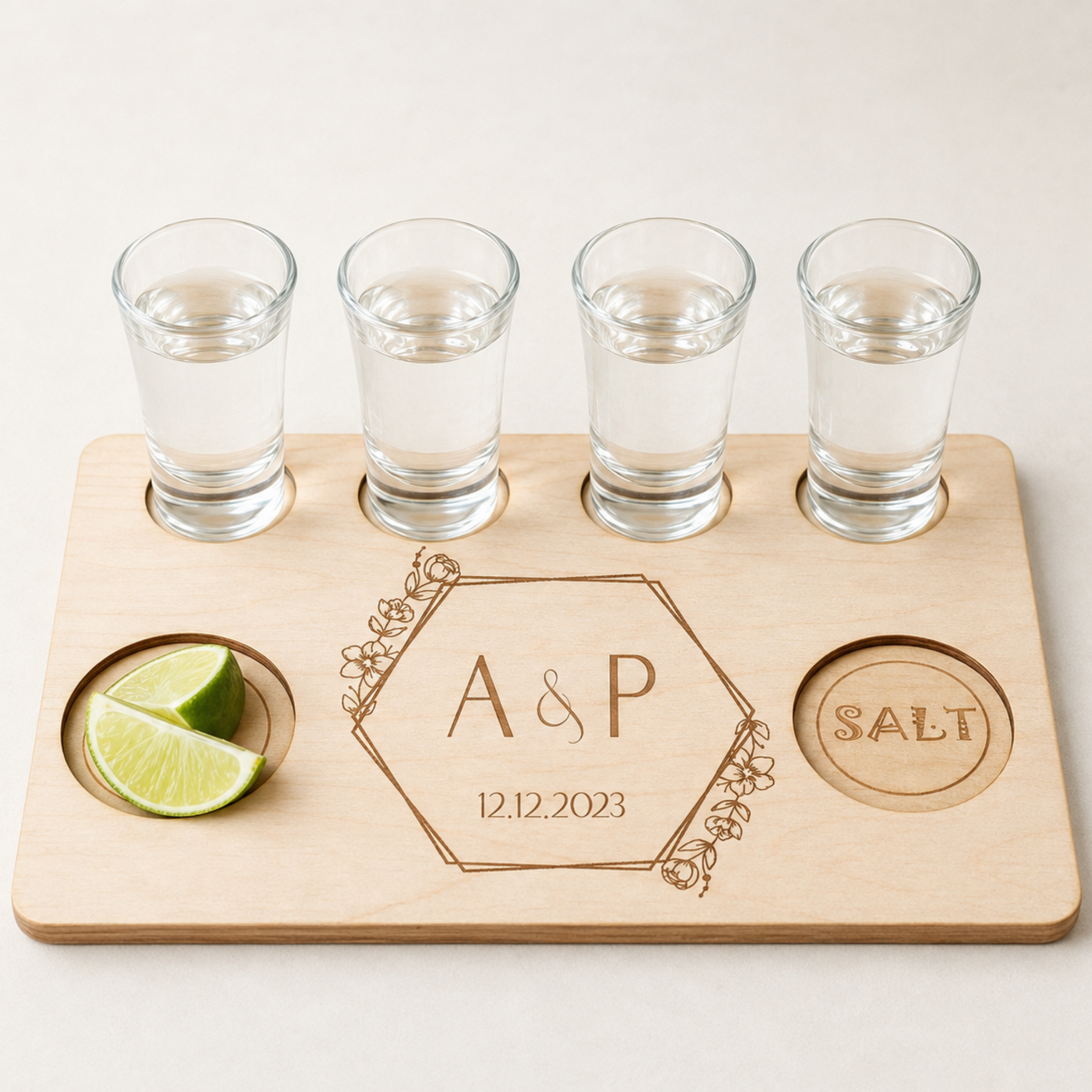 Personalisiertes Tequila-Brett aus Holz mit Gravur, vier Shotgläsern, Limette und Salz