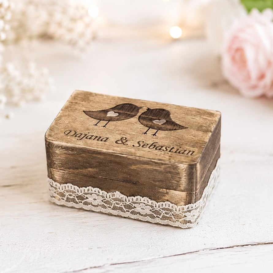 Personalisierte Ringbox mit Liebesvögeln und Jutekissen – Produktansicht 1