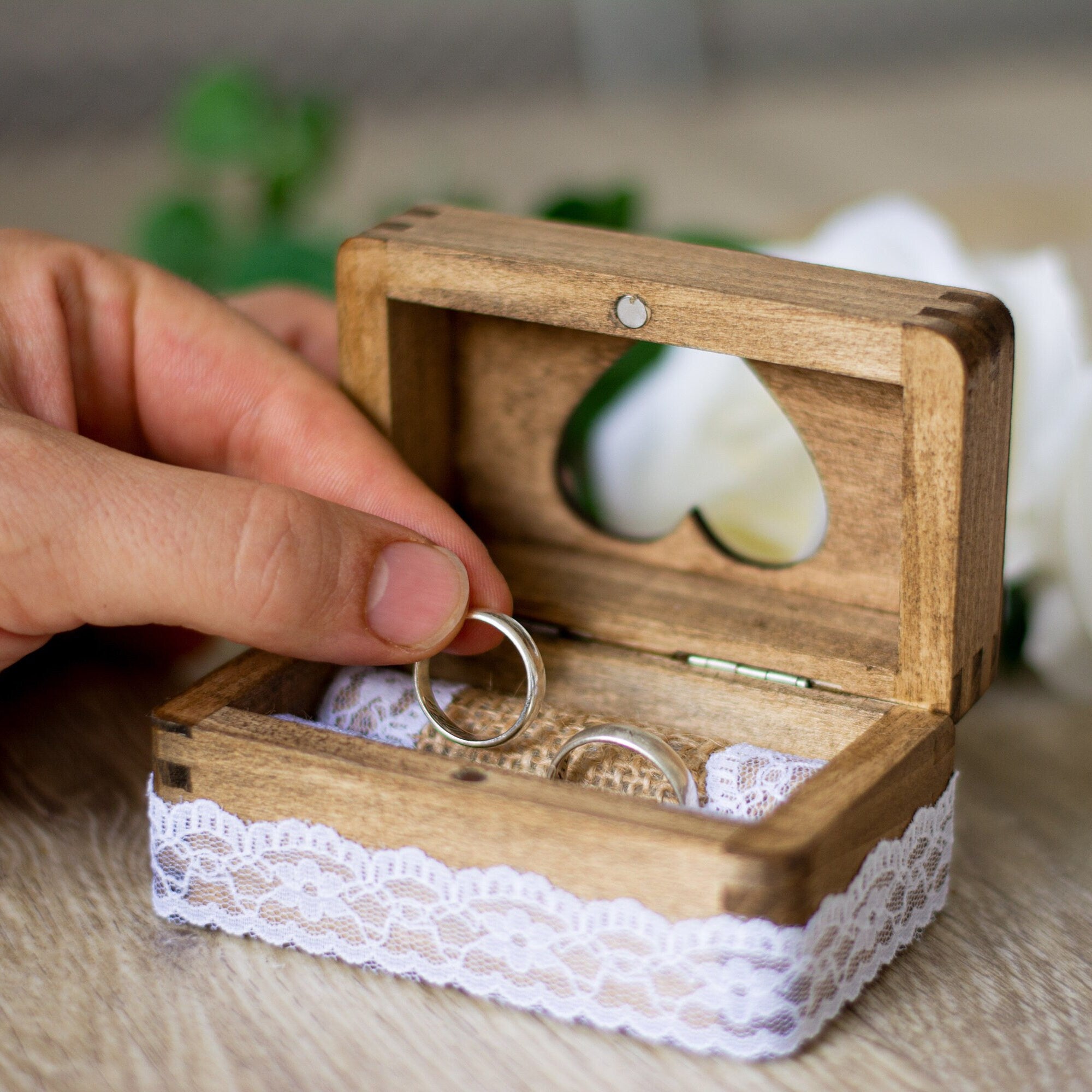Hölzerne Ringbox zur Hochzeit mit Herz und Jutekissen 