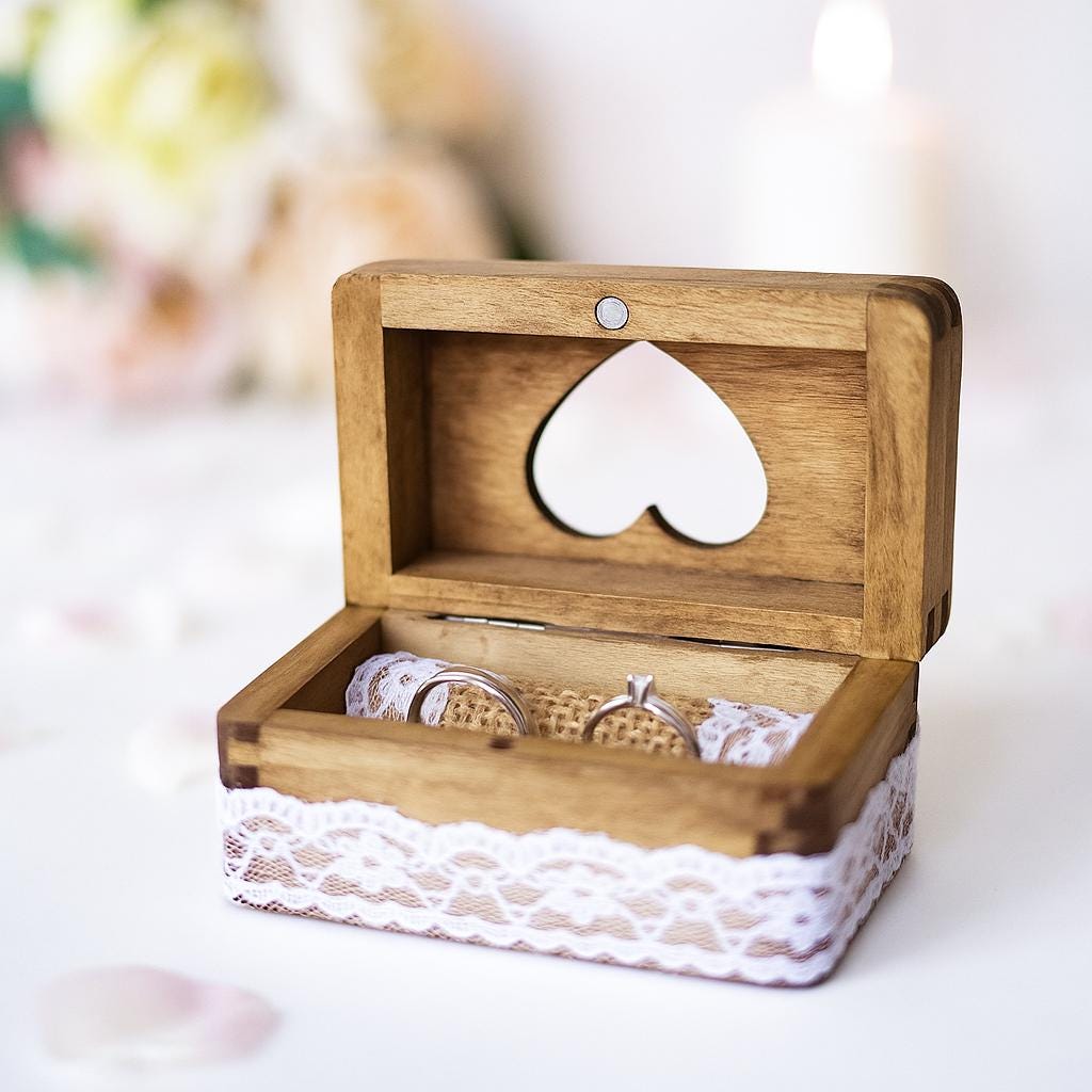 Hölzerne Ringbox zur Hochzeit mit Herz und Jutekissen – Produktansicht 1