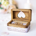 Hölzerne Ringbox zur Hochzeit mit Herz und Jutekissen – Produktansicht 1