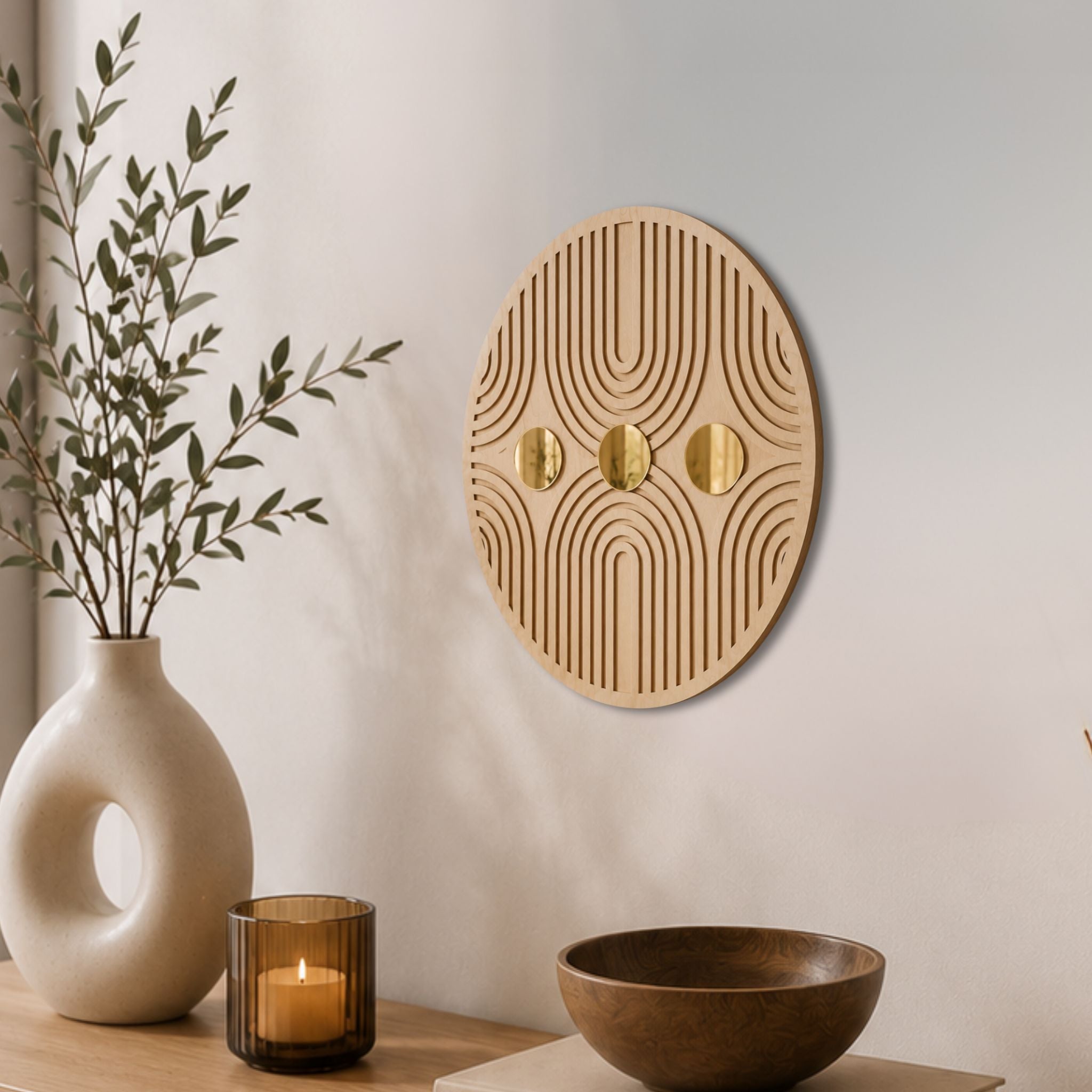 Runde geometrische Wanddeko aus schwarzem Holz mit drei goldenen Spiegelakzenten