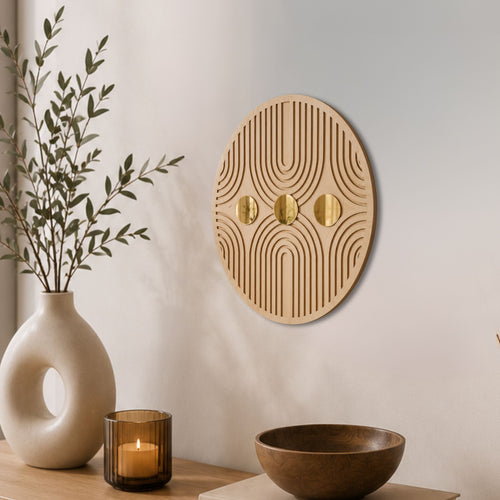 Runde geometrische Wanddeko aus schwarzem Holz mit drei goldenen Spiegelakzenten