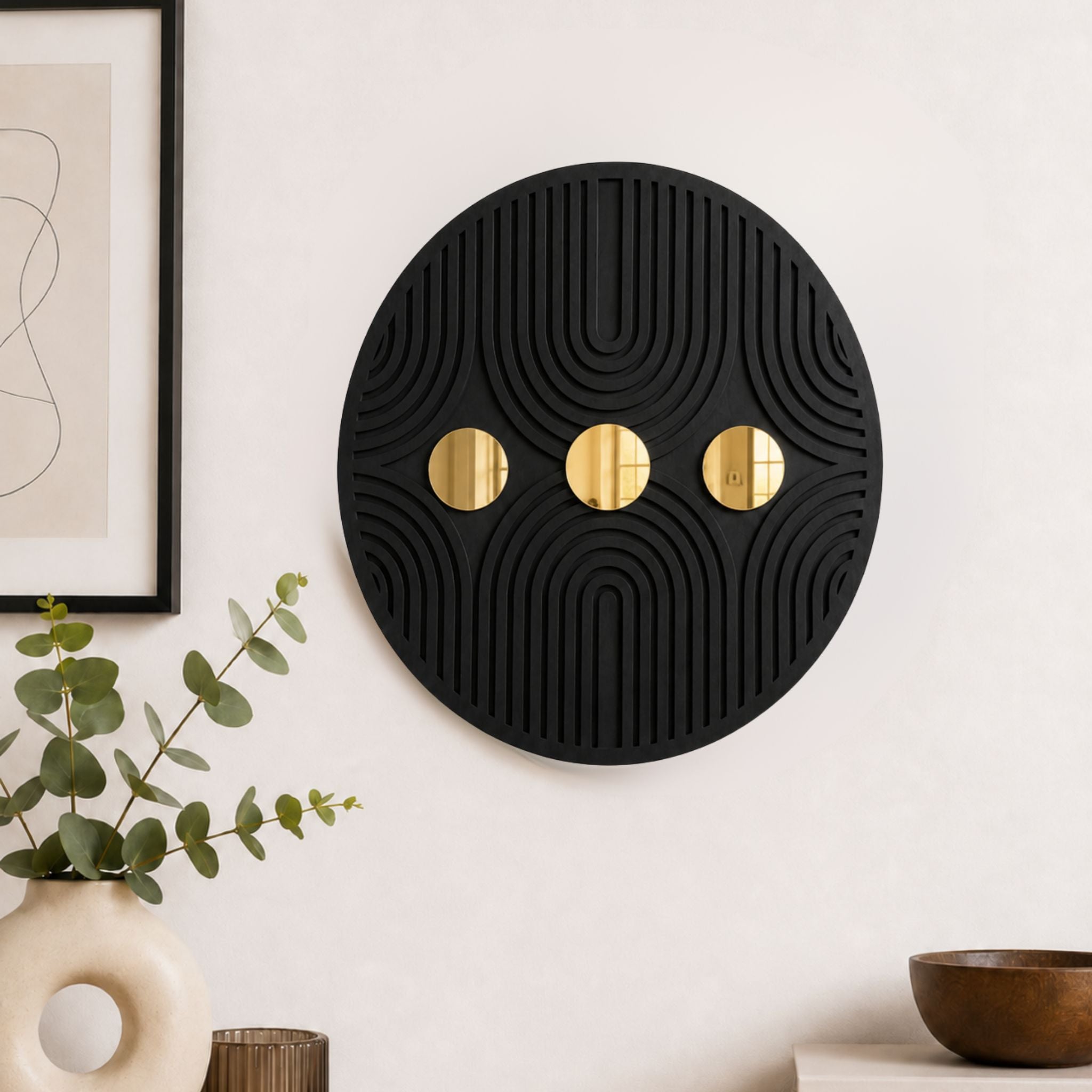 Schwarze runde Holz-Wanddeko mit geometrischem Muster und goldenen Spiegelakzenten