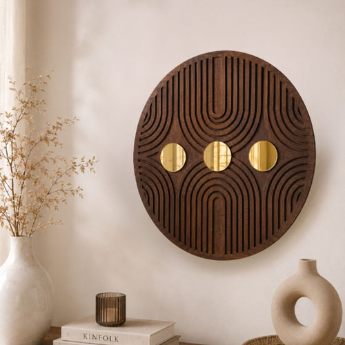Braune runde Holz-Wanddeko mit geometrischem Muster und goldenen Spiegelakzenten