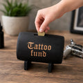 Tattoo-Spardose aus Holz – Schwarzes Fass als Geldgeschenk 