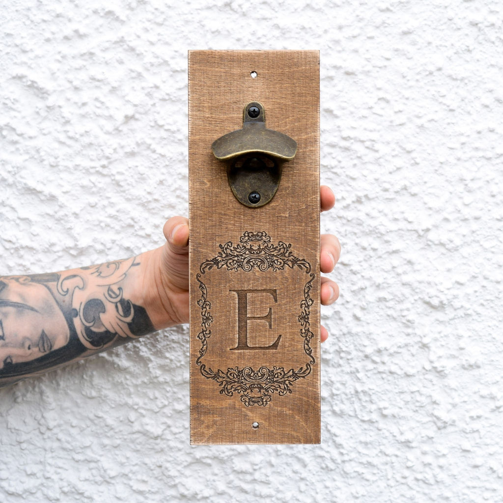 Personalisierter Wand-Flaschenöffner aus braunem Holz mit gravierter Initiale, Metall öffner und Magnet für Kronkorken