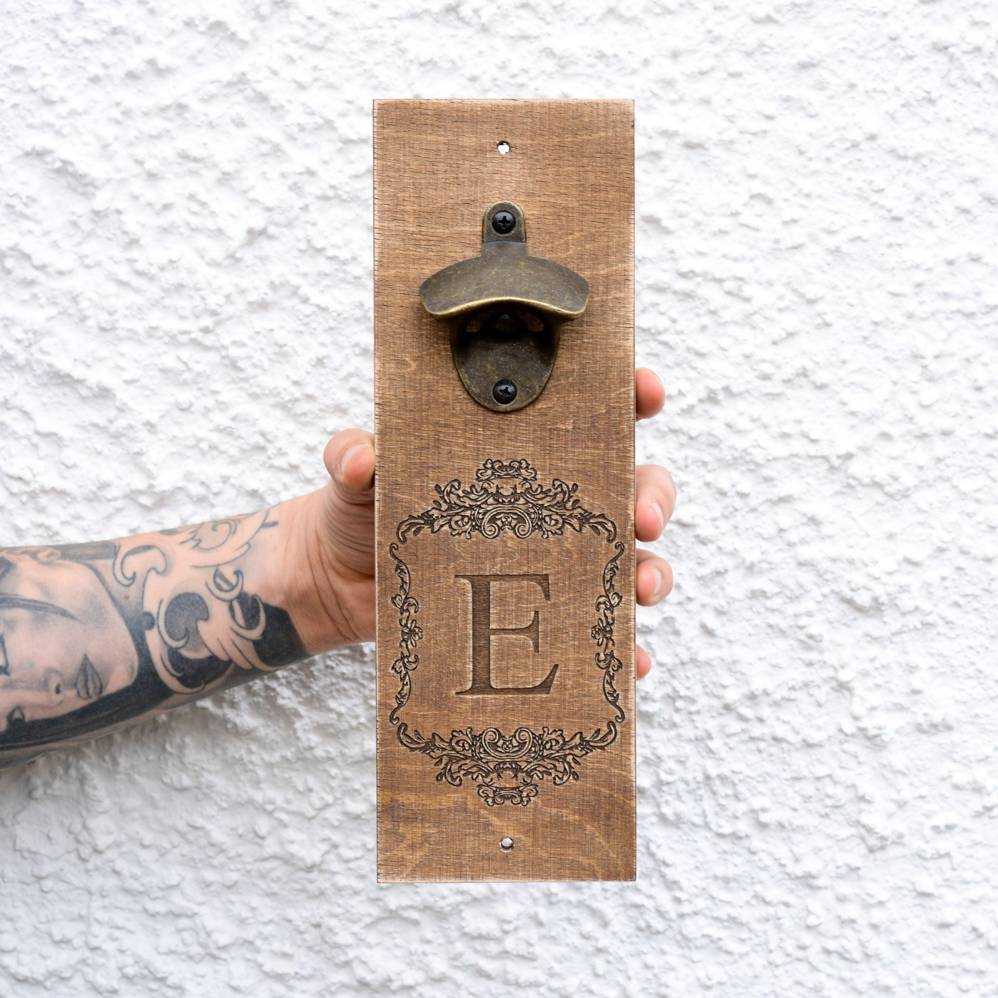 Personalisierter Wand-Flaschenöffner aus braunem Holz mit gravierter Initiale, Metall öffner und Magnet für Kronkorken