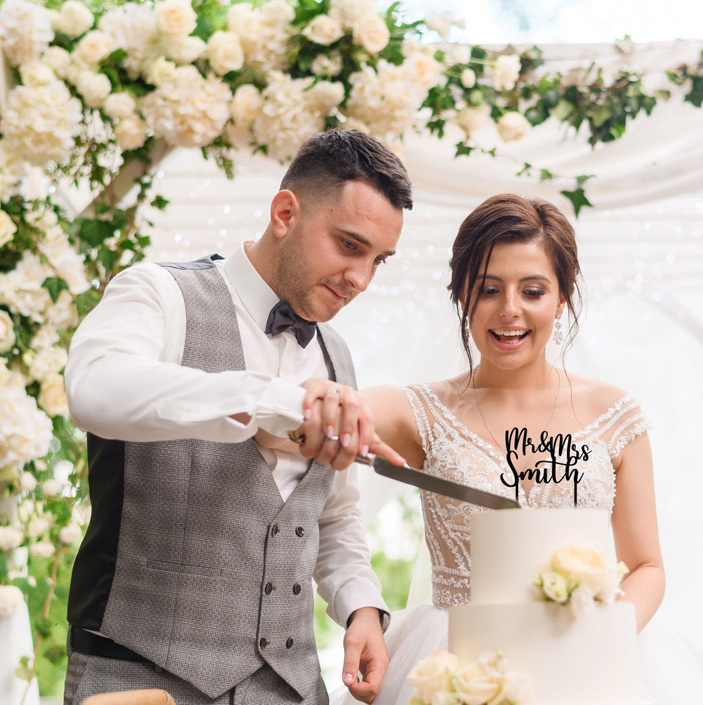 Personalisierter Hochzeitstorten-Topper „Mr & Mrs“ aus Holz – 
