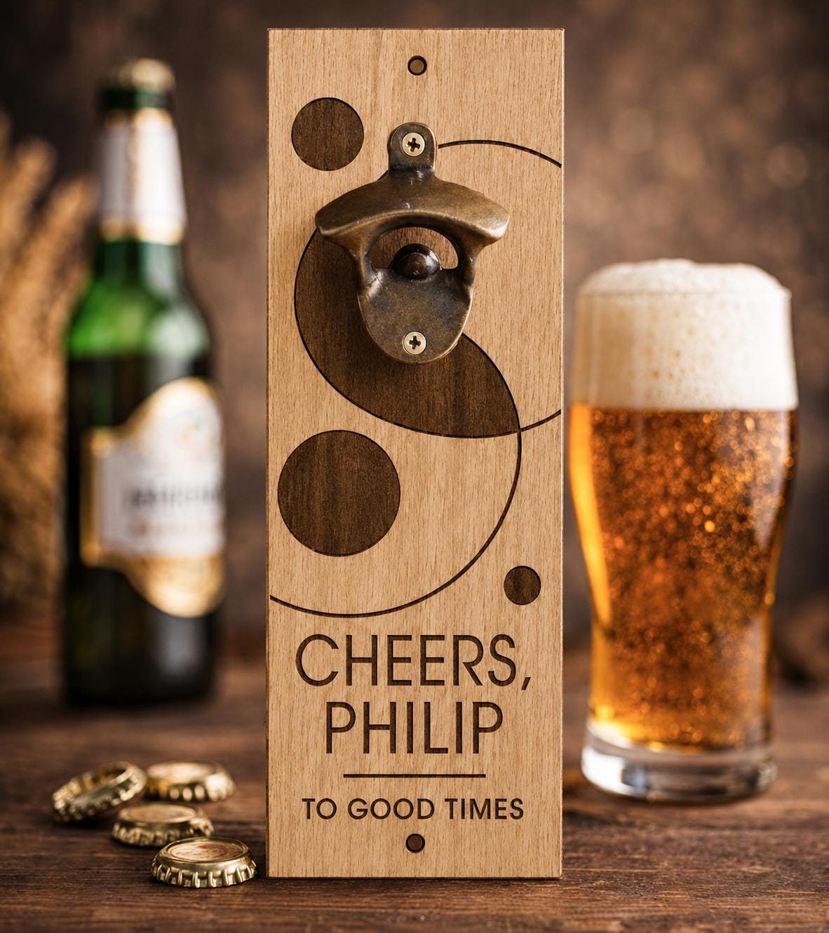 Personalisierter Holz-Flaschenöffner beim Öffnen einer Bierflasche