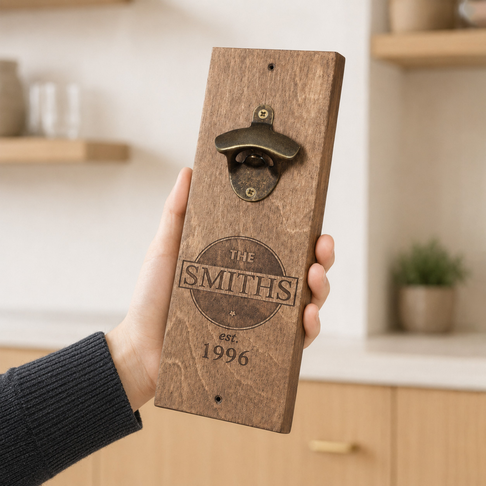 Gravierter Wandflaschenöffner aus Holz als personalisiertes Barzubehör