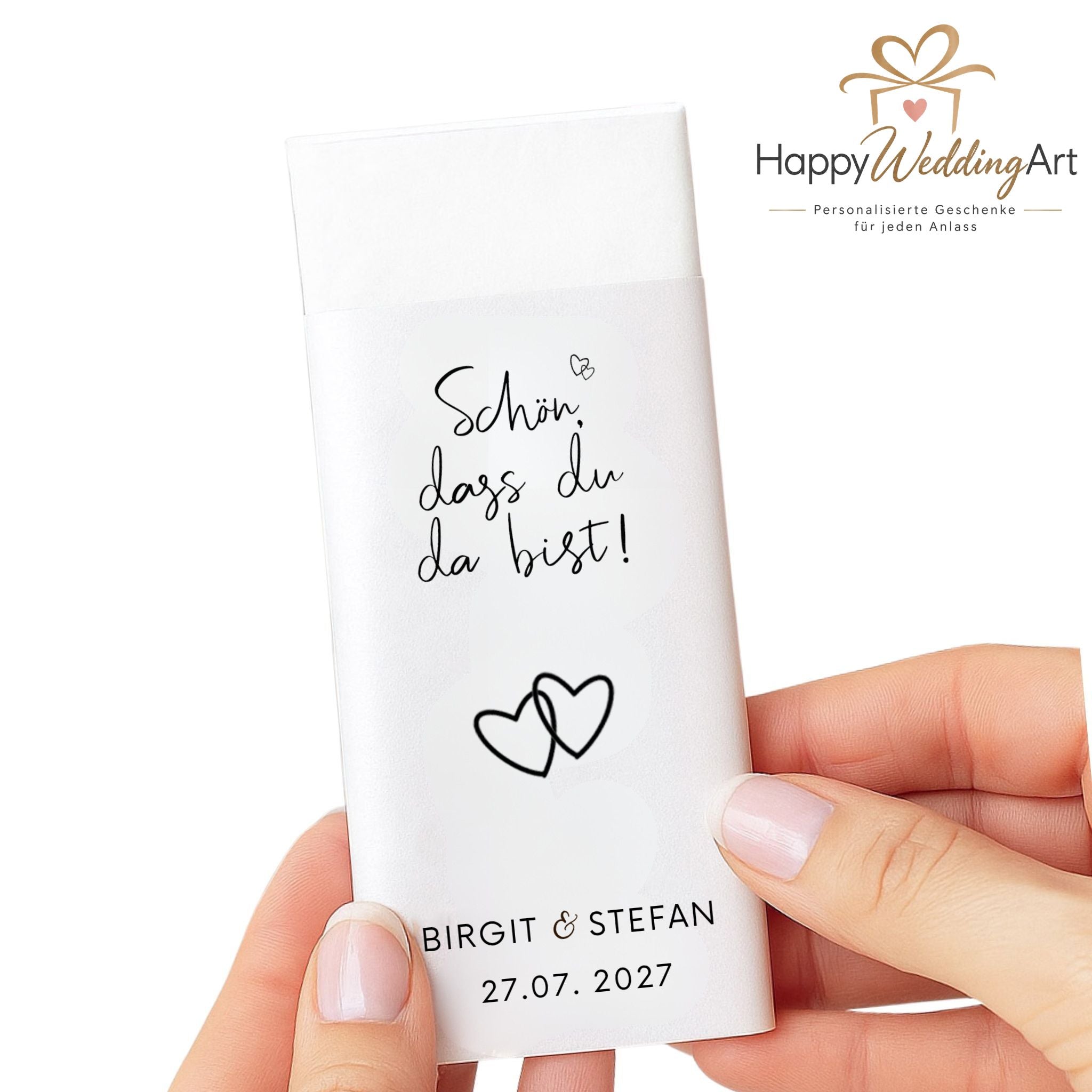 Unsere personalisierten Freudentränen-Taschentücher mit dem Spruch „Schön, dass du da bist“ werden individuell mit den Namen des Brautpaares und dem Hochzeitsdatum gestaltet.