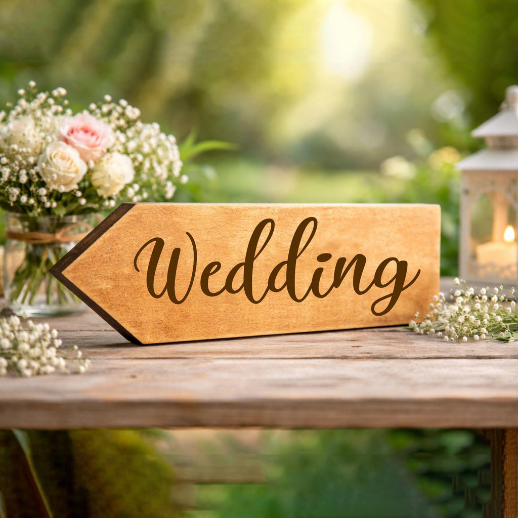 gravierte Holzpfeile mit den Aufschriften Restaurant, Wedding und Reception im Garten
