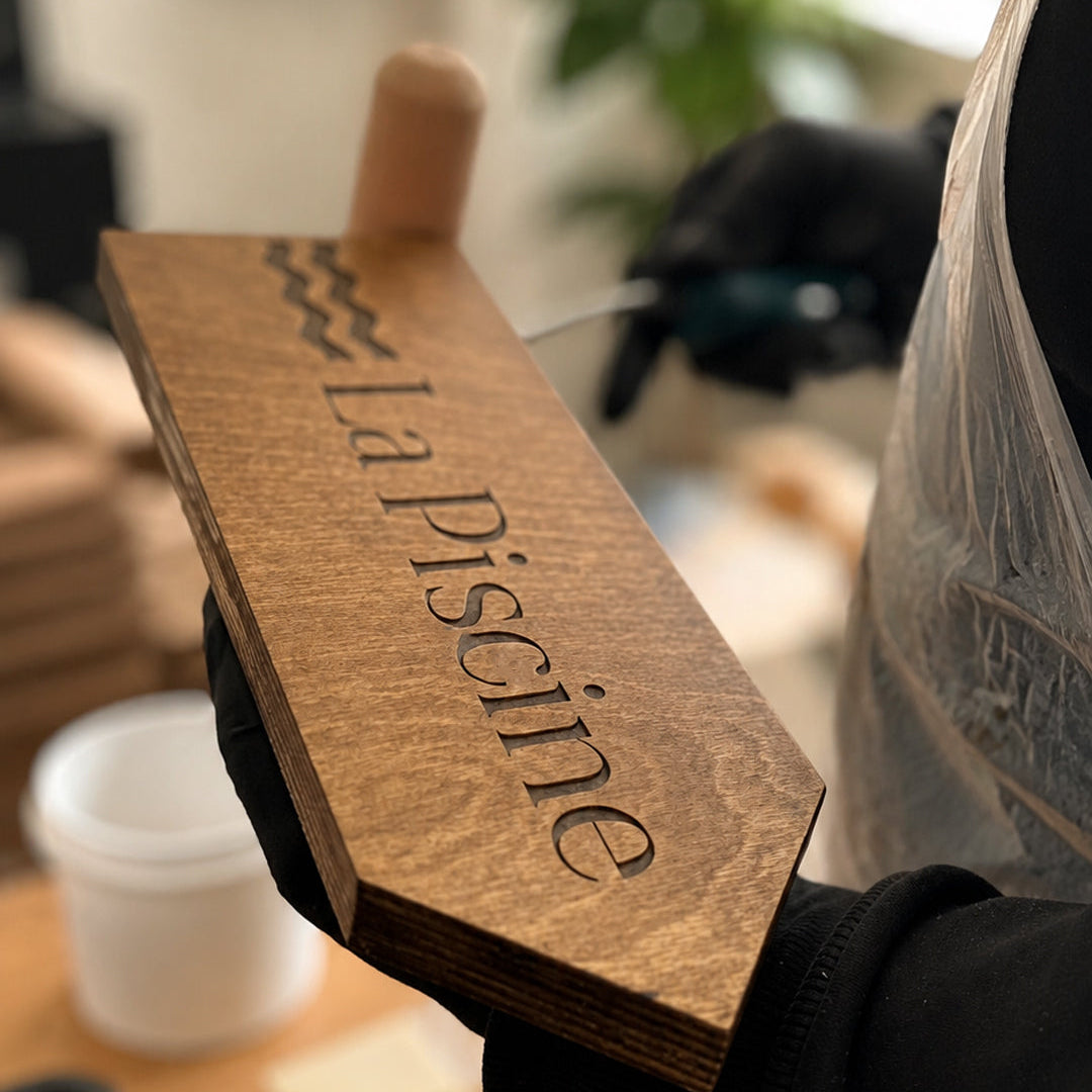 Personalisierter Holzpfeil mit Gravur „Wedding“ als Wegweiser für eine Hochzeit