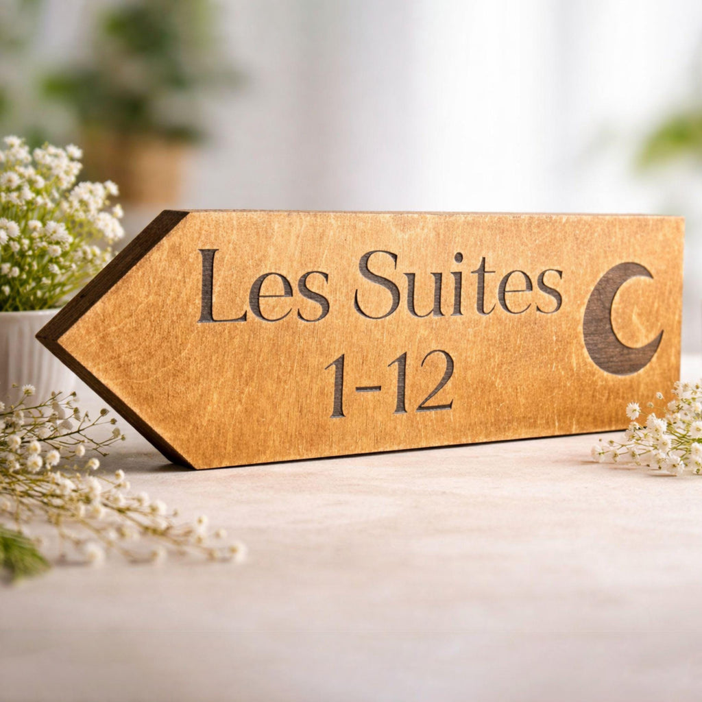 Personalisierter Hochzeit-Wegweiser aus Holz in Pfeilform mit Wunschtext