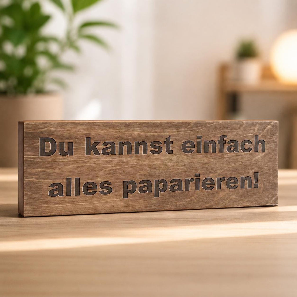 Freistehendes Motivationsschild aus Holz als Dekoration auf einem Schreibtisch
