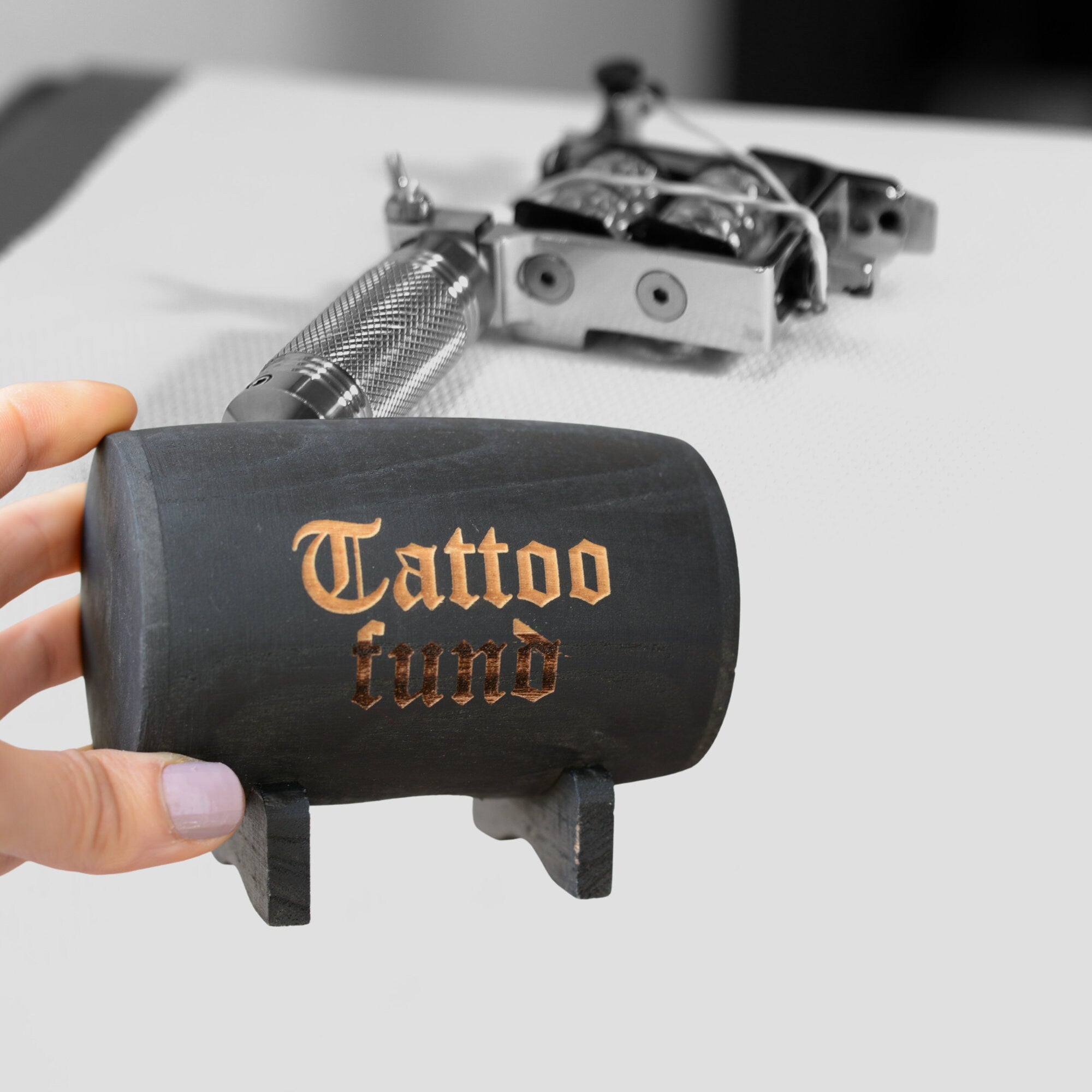Tattoo-Spardose aus Holz – Schwarzes Fass als Geldgeschenk – Produktansicht 3