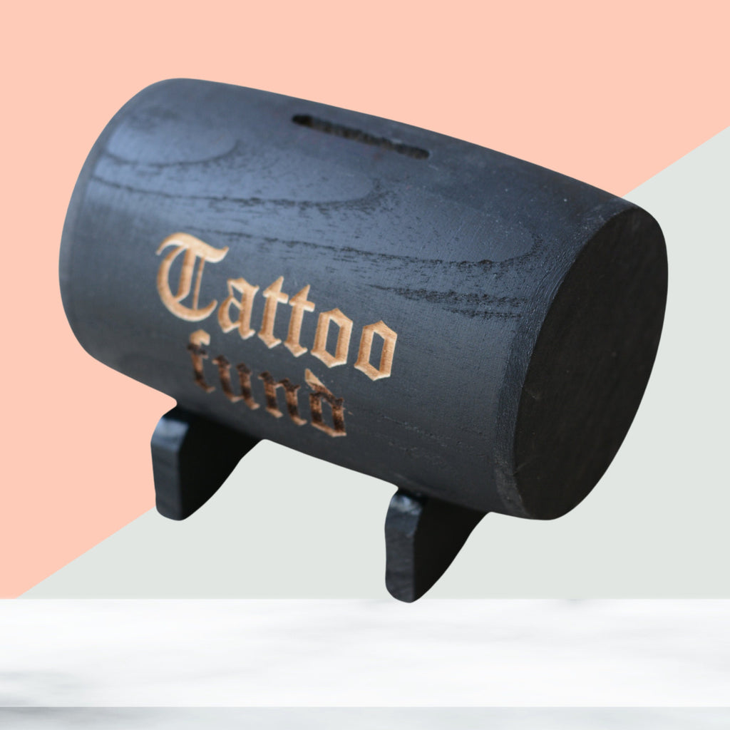 Tattoo-Spardose aus Holz – Schwarzes Fass als Geldgeschenk – Produktansicht 7