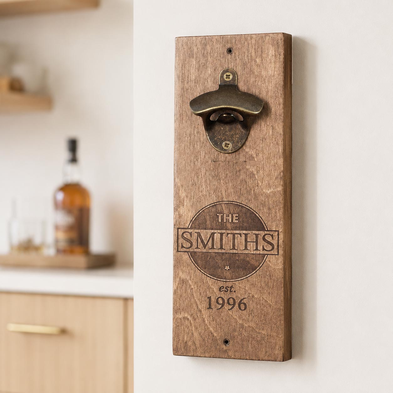 Metallöffner auf einem personalisierten Wandflaschenöffner aus Holz