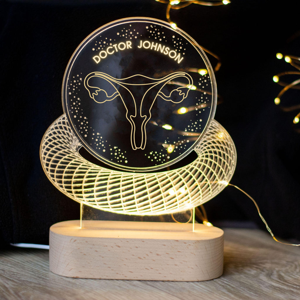 Holzsockel der personalisierten Acrylleuchte mit warmgelber LED-Beleuchtung