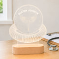 Holzsockel der personalisierten Acrylleuchte mit warmgelber LED-Beleuchtung