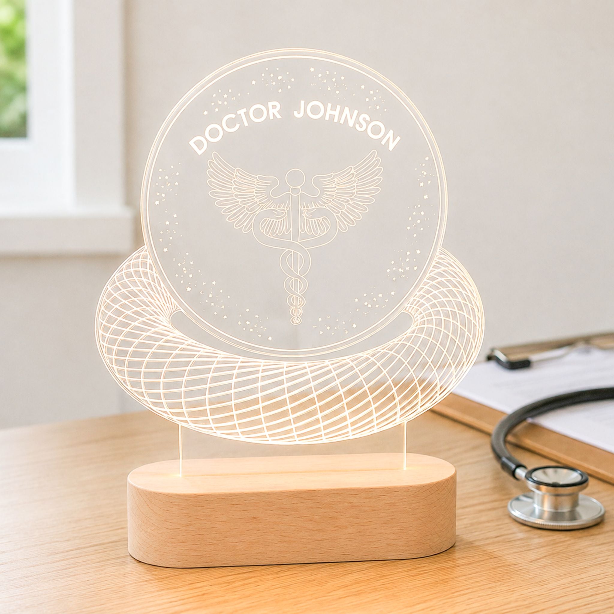 Holzsockel der personalisierten Acrylleuchte mit warmgelber LED-Beleuchtung
