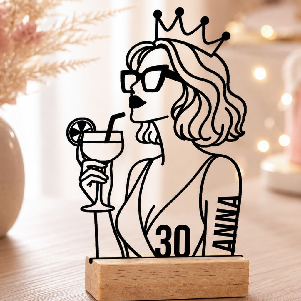 Personalisierte Geburtstagsdeko mit Frau, Krone, Cocktail, dem Namen Miriam und der Zahl 30 auf einem Holzsockel