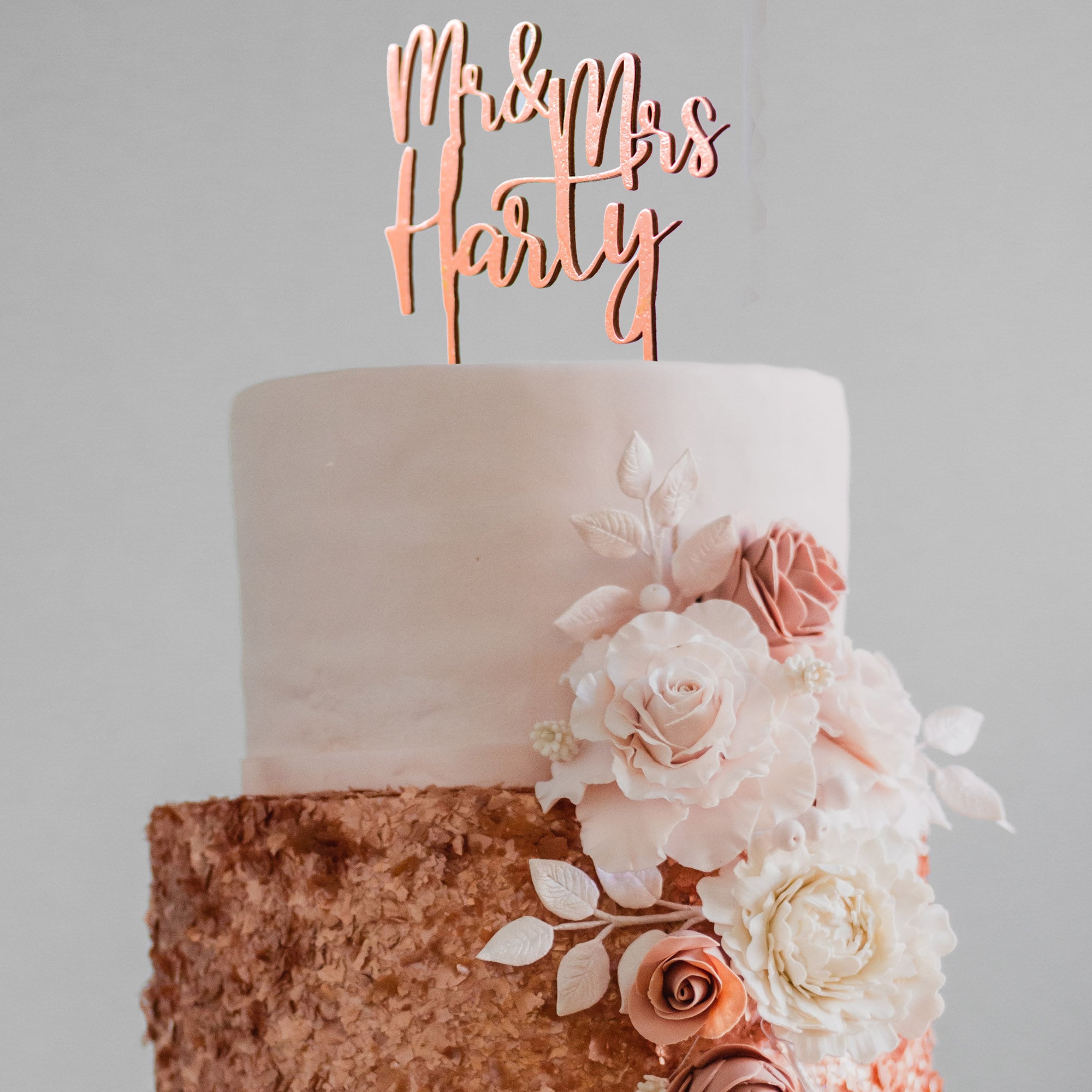 Kupferfarbener Cake Topper Mr & Mrs für eine Hochzeit