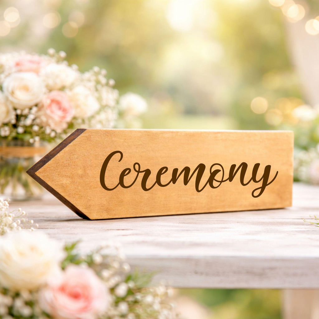 Personalisierter Holzpfeil zur Hochzeit mit den Maßen 30 × 10 × 2 cm
