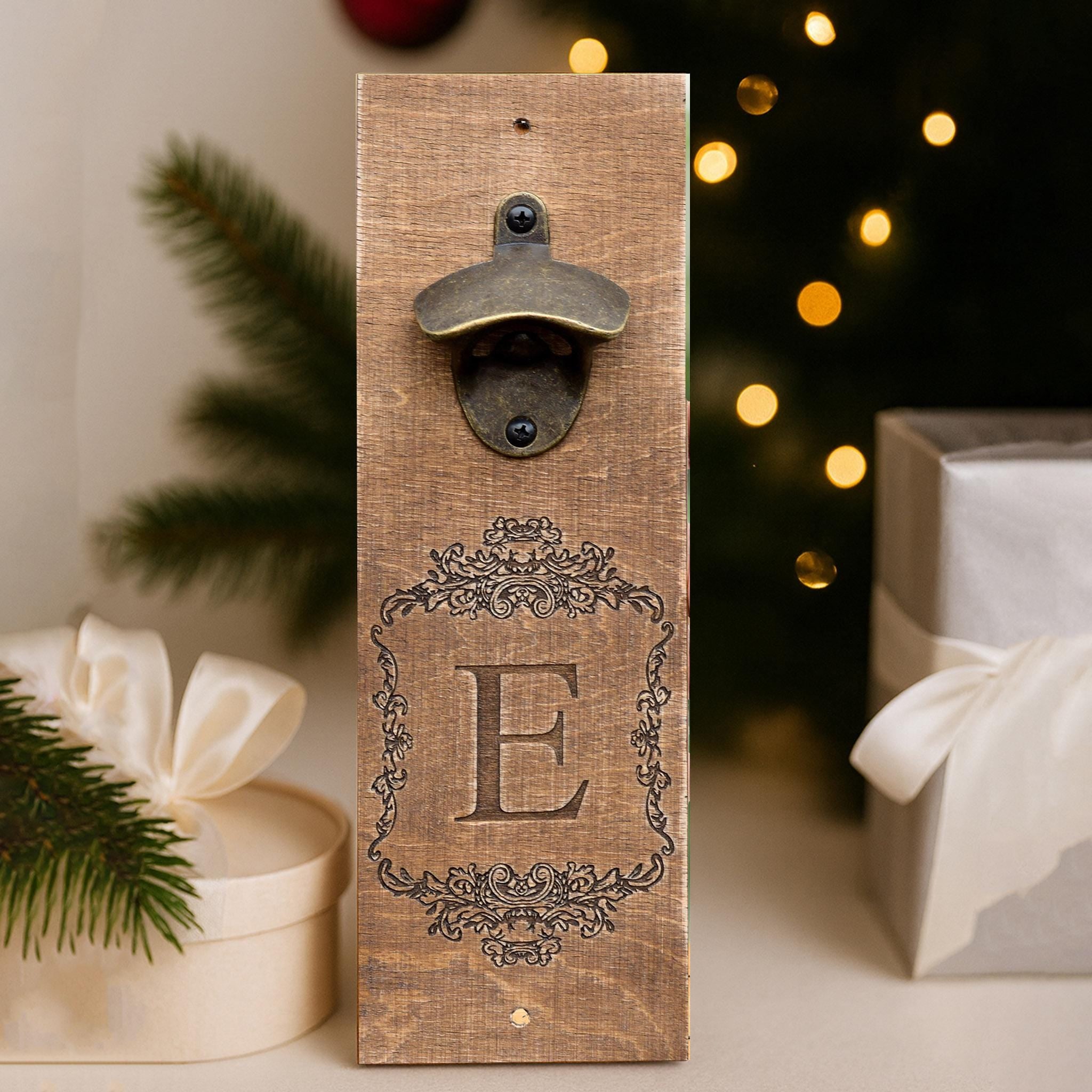 Personalisierter Wand-Flaschenöffner aus braunem Holz mit gravierter Initiale, Metallöffner und Magnet für Kronkorken