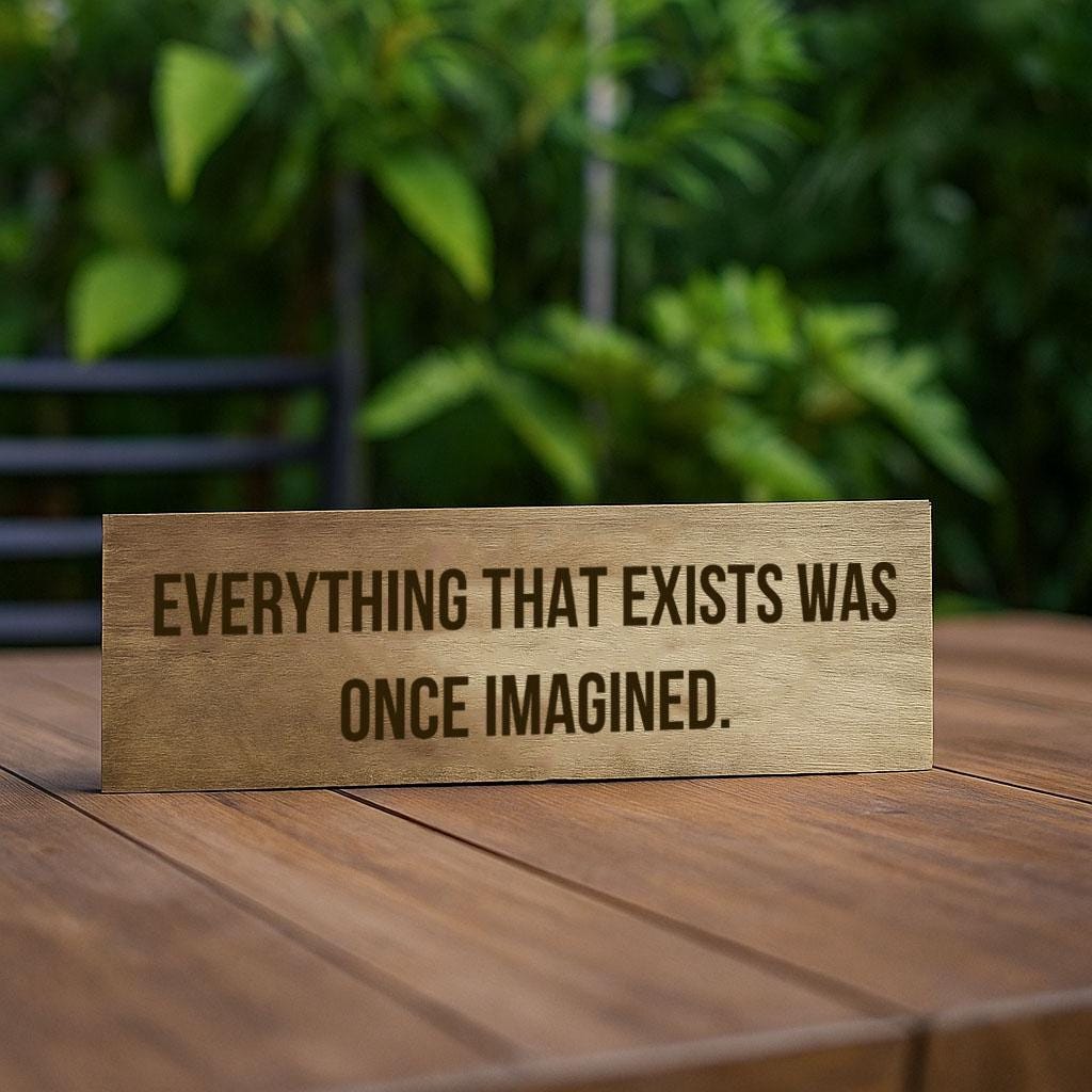 ersonalisiertes Holzschild mit Motivationsspruch auf einem Regal