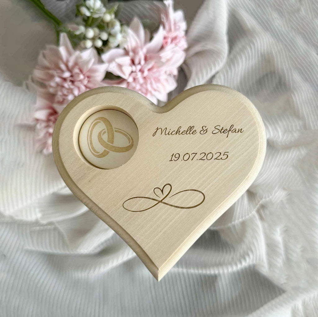 Herzförmiges Ringkissen aus Holz mit personalisierter Gravur zur Hochzeit