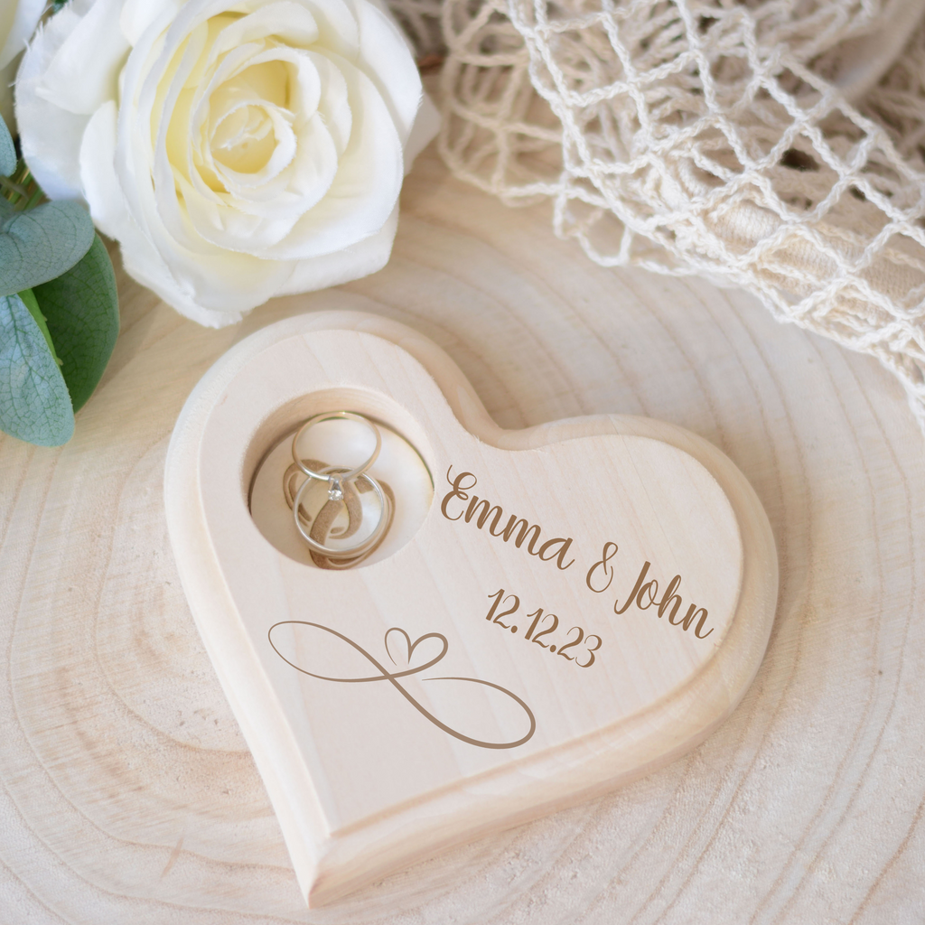Graviertes Infinity-Symbol mit Herz auf einem personalisierten Ringkissen aus Holz