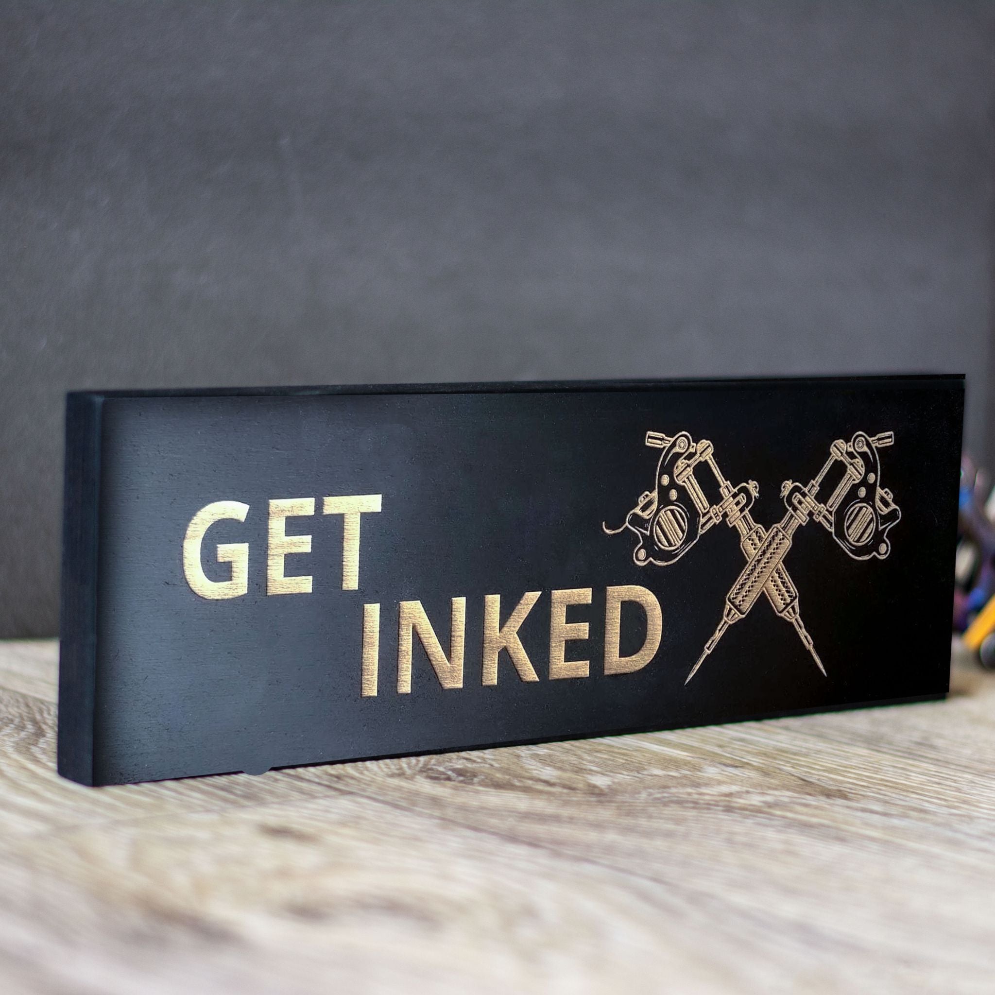 Holzschild Tattoostudio
Tattoo Schild
Personalisiertes Holzschild
Schild mit Wunschtext