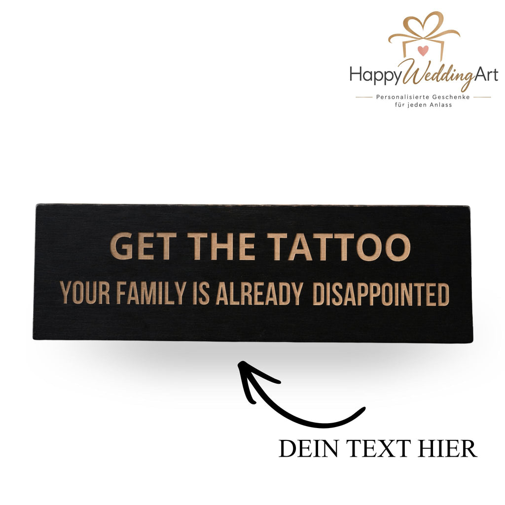 Seitenansicht des 2 cm tiefen freistehenden Holzschilds fürs Tattoostudio