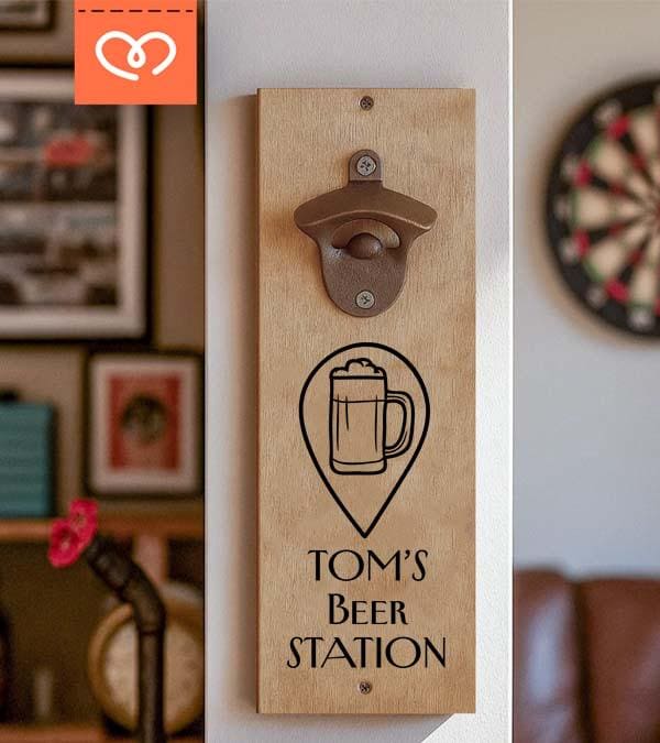 Personalisierter Wand-Flaschenöffner mit Beer-Station-Motiv