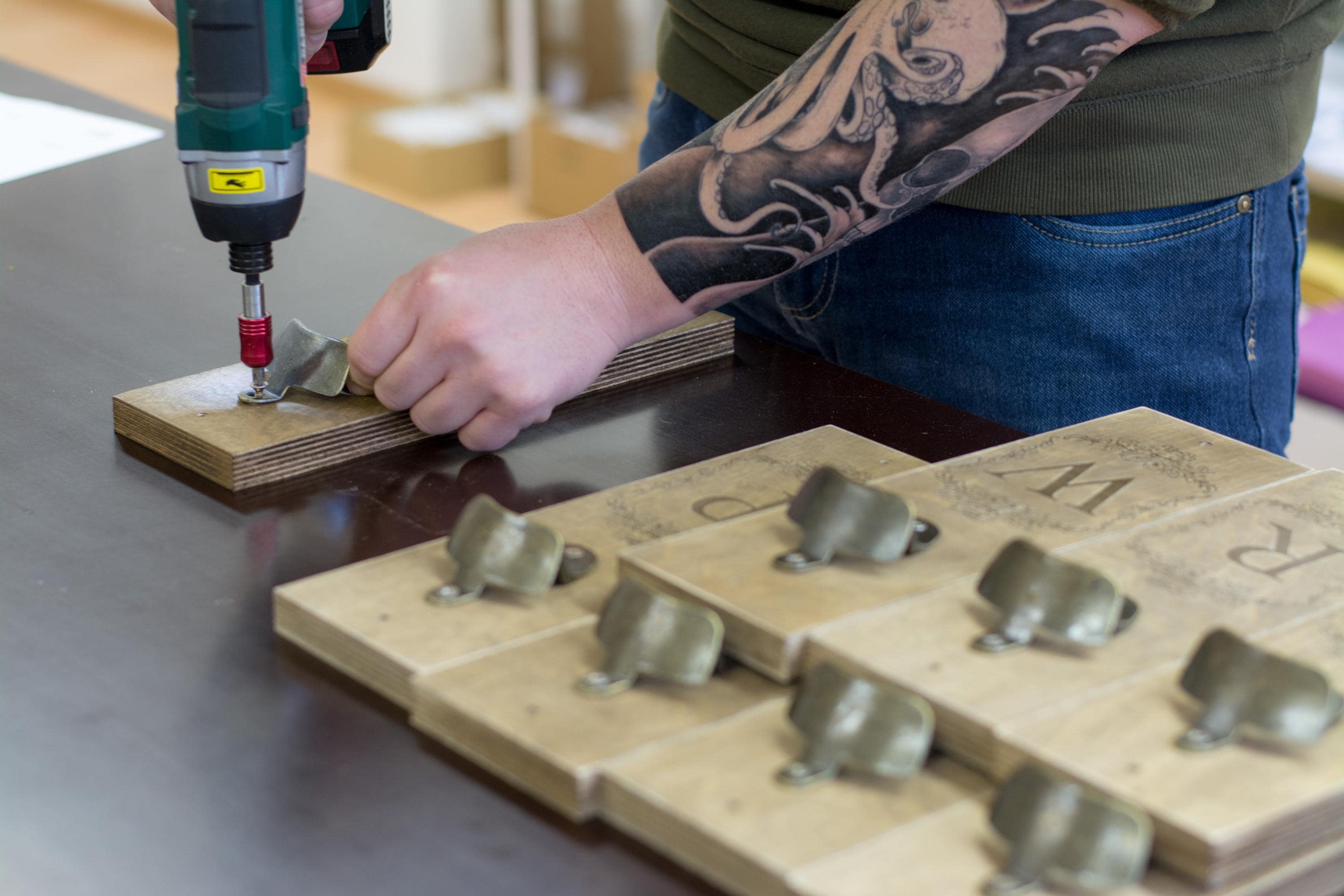 Personalisierter Flaschenöffner aus Holz mit Verarbeitung
