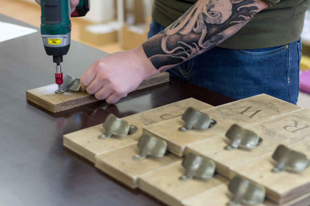 Personalisierter Wandflaschenöffner aus Holz mit Familiennamen, Jahreszahl und Metallöffner