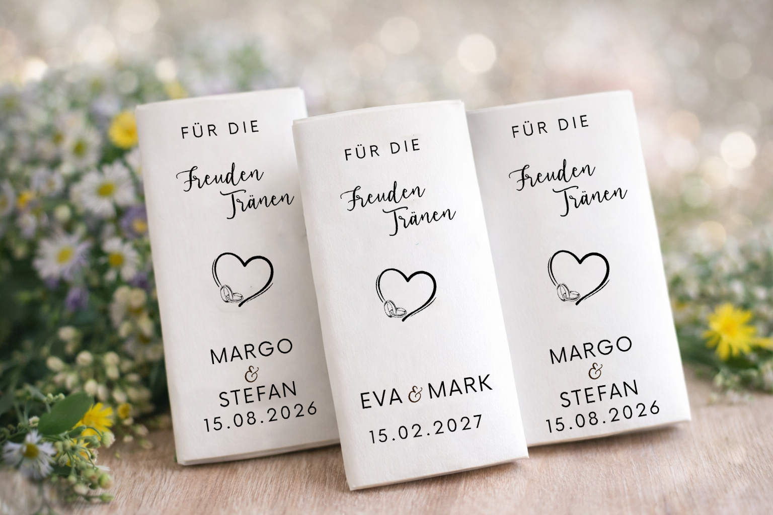 Perlweißes Papier der personalisierten Taschentuchhülle mit Namen und Datum